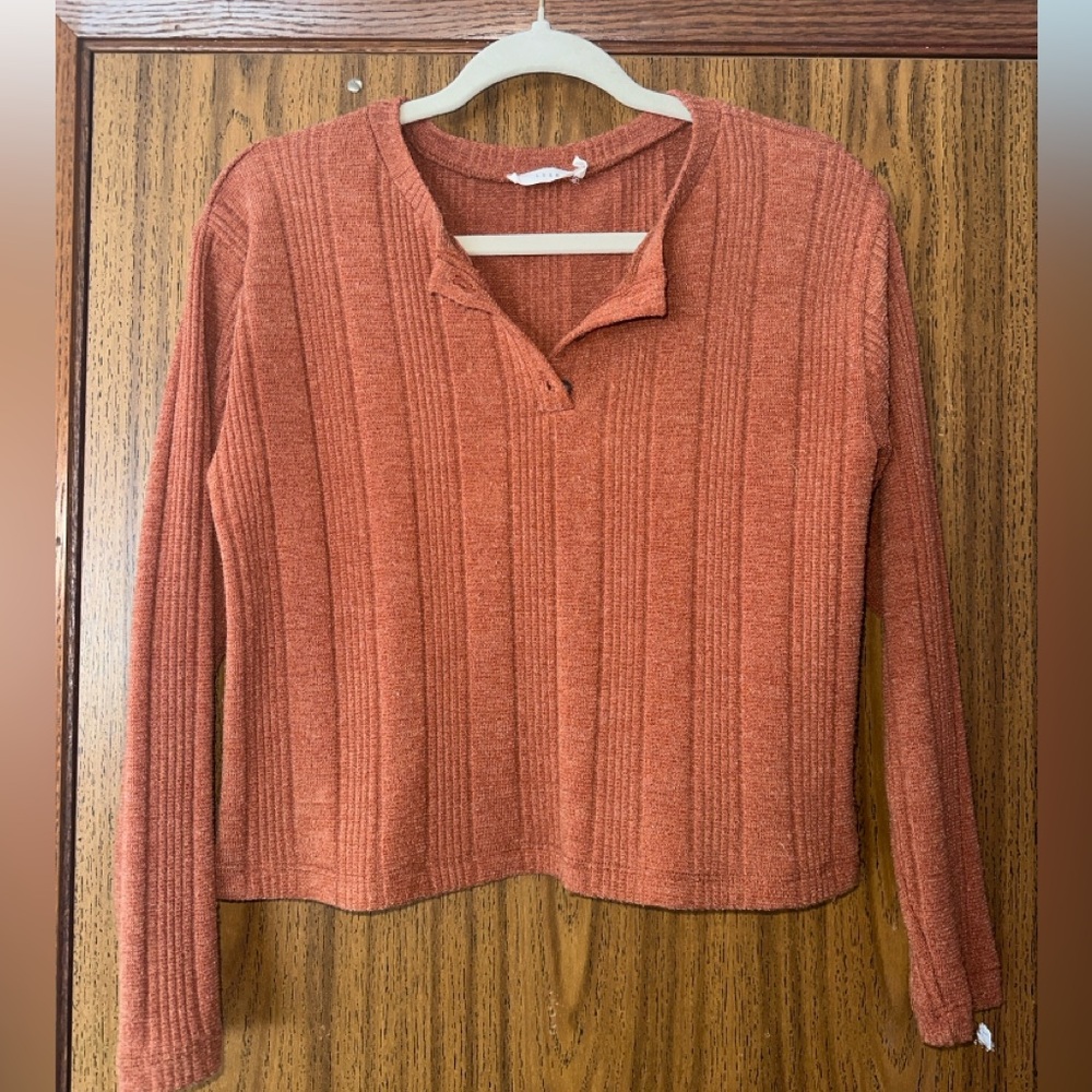 Women’s long sleeve Henley tee